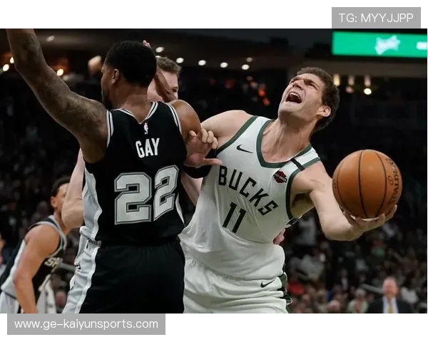 字母哥强攻禁区毫不手软,雄鹿火力全开