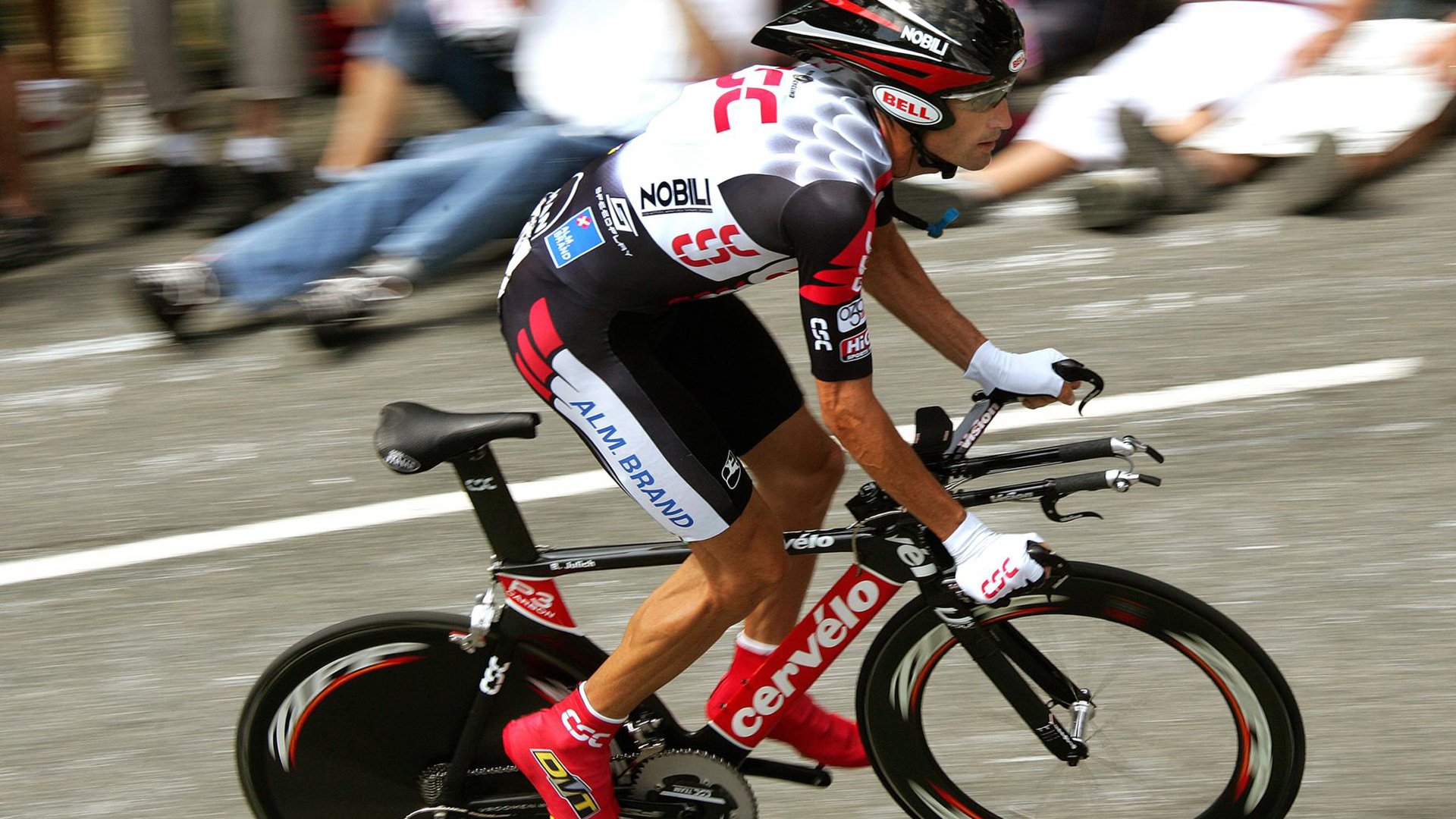 训练计划加入耐力跑与力量训练平衡体能与比赛节奏要求，耐力跑动作